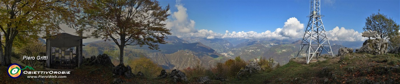 54 Vetta dello Zucco ,panorama con  a sx cappella, a dx croce e ricordo della guida alpina Antonio Baoni.jpg